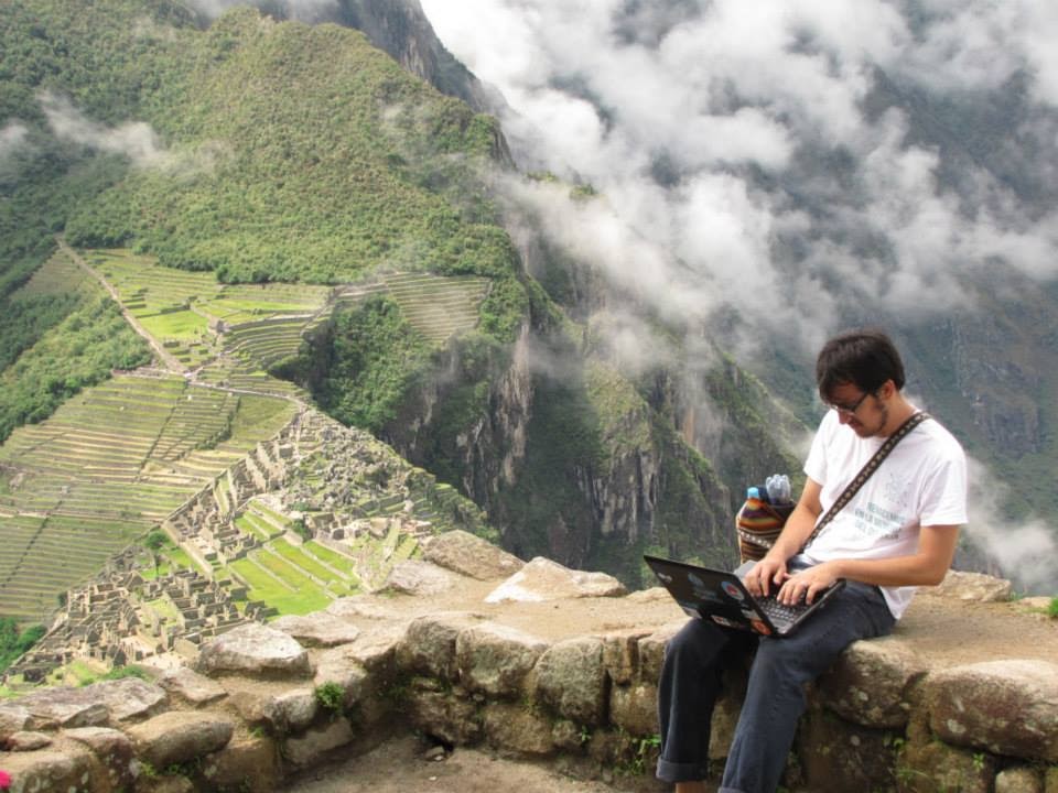 Joaquín programando en Machu Picchu